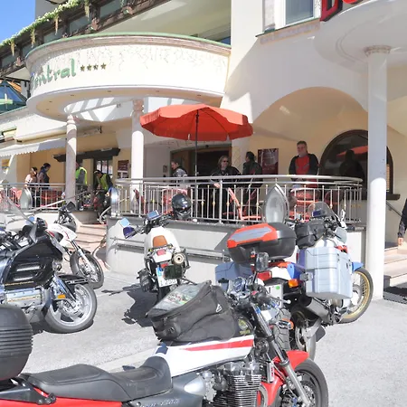 Bar & Restaurant فندق 4*