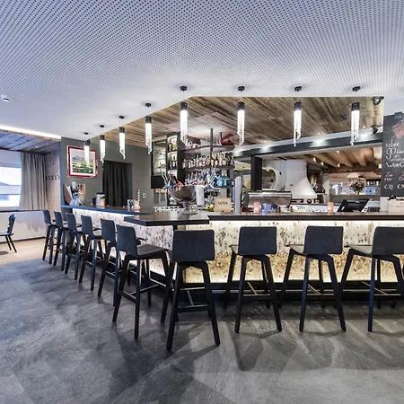 Bar & Restaurant Отель