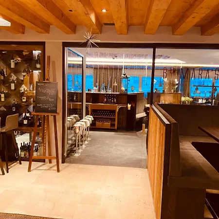 Hotel Bar & Restaurant